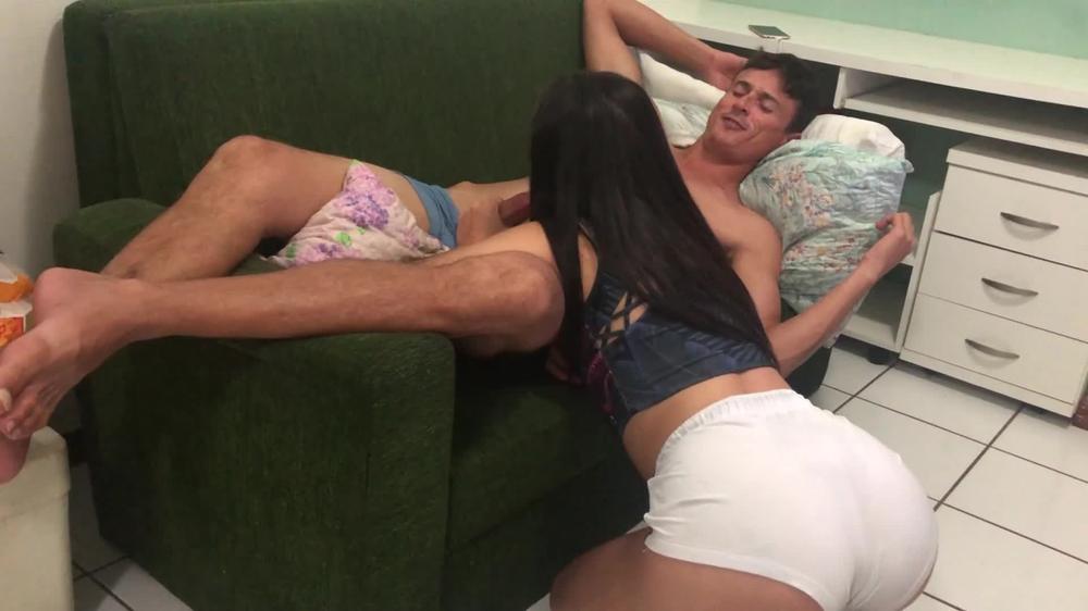 Putinha não fica sem pau, acordei o safado pra foder e dar leitinho