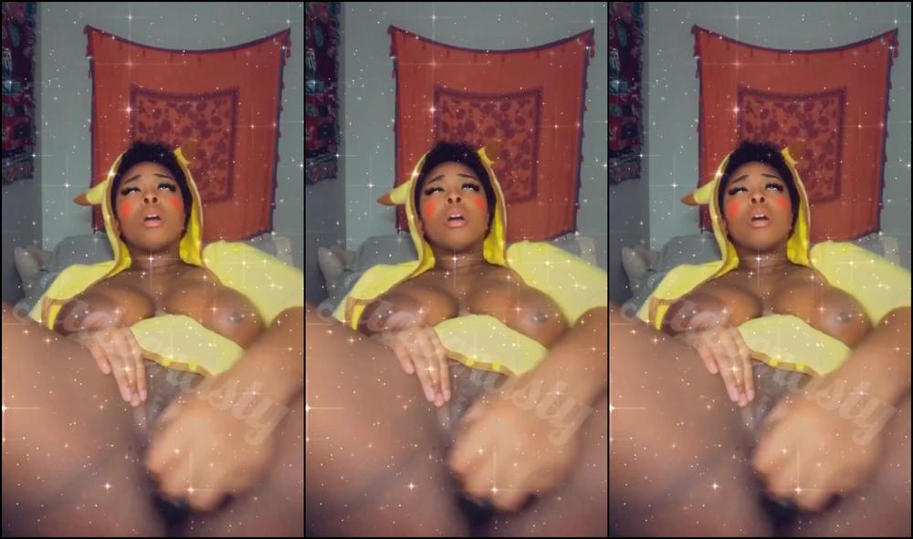 Jadeenasty’s Pikachu Cosplay
