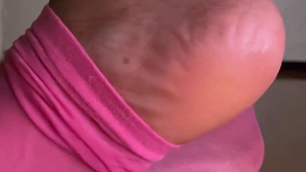 Giantess Removes Pink Nylons