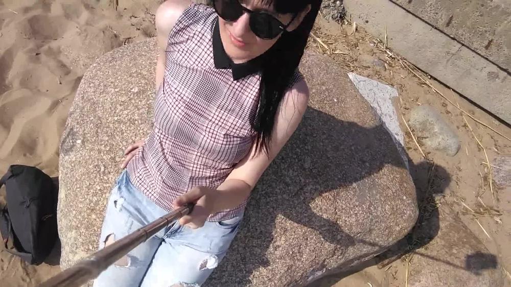 I play foot fetish on a public beach with the sand with my sweet legs. feet need to lick GinnaGg