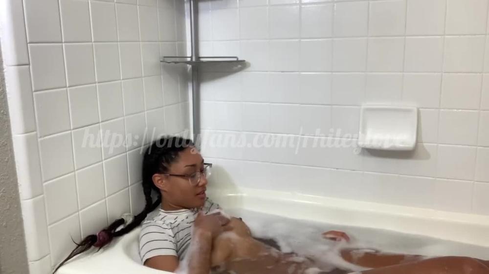 RhileyLove Is Such A Slut In The Shower.