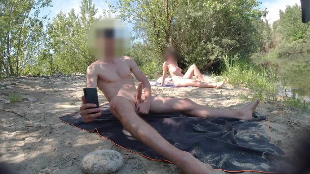 I show my hard cock to a girl on the beach... she comes and jerks me off