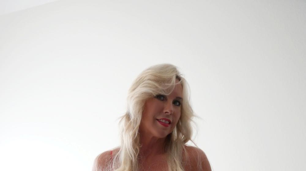 Wifeys World - 2014-07-17 - Red Delight