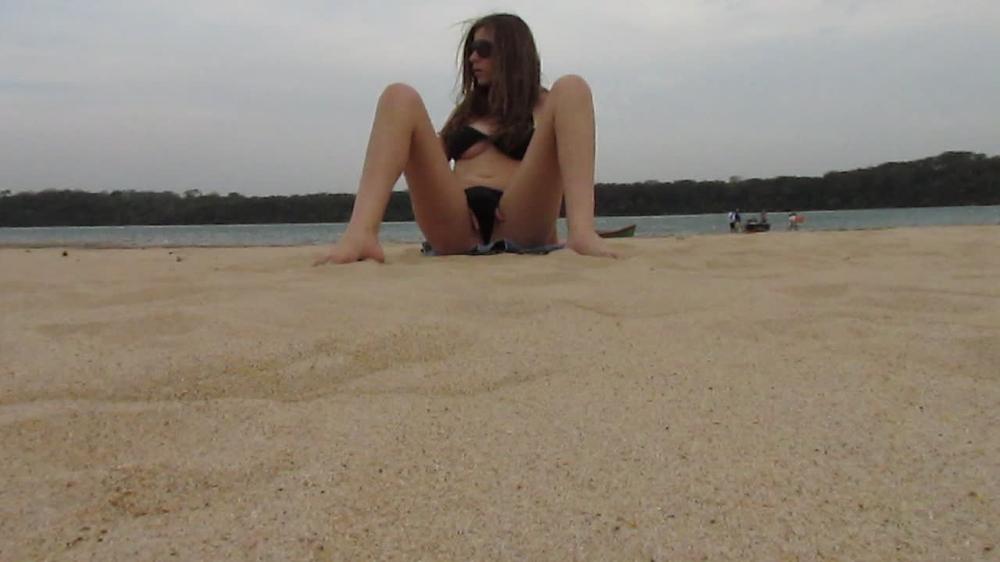 Masturbation on the beach publishes