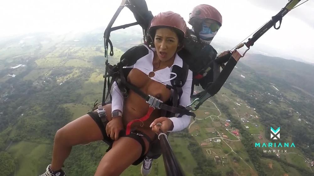 Mariana Martix squirts while paragliding