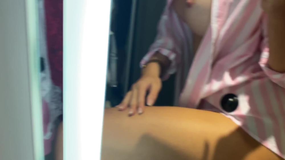 Quickie public in women changing room