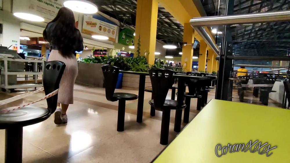 Mi novio toma el control de mi vibrador y me hace mojar en el centro comercial