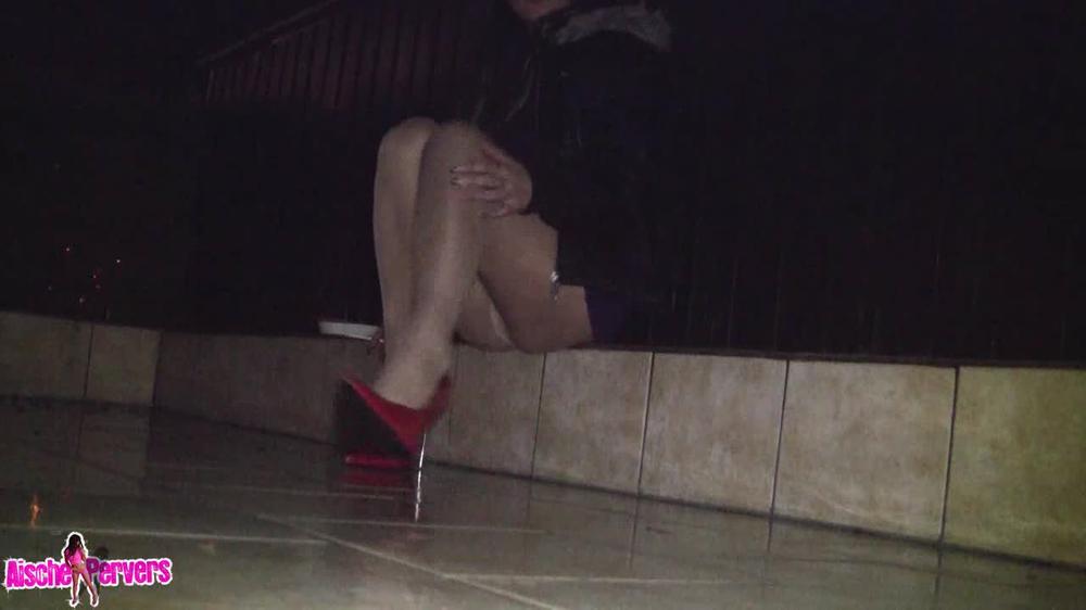 Aische-Pervers - Zigaretten Crush Im Regen In 16Cm Extrem Stilettos
