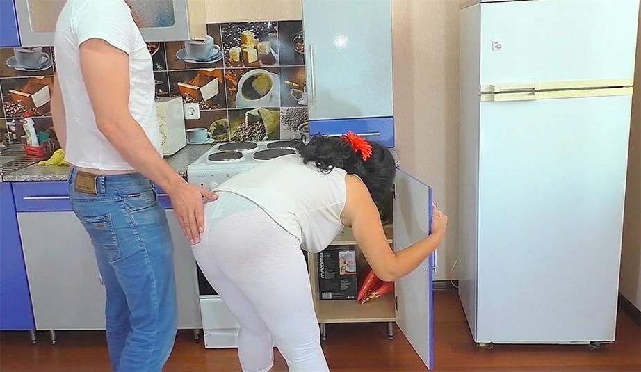 Pipikys / Stepmom Fucked in the Kitchen in a Huge Ass