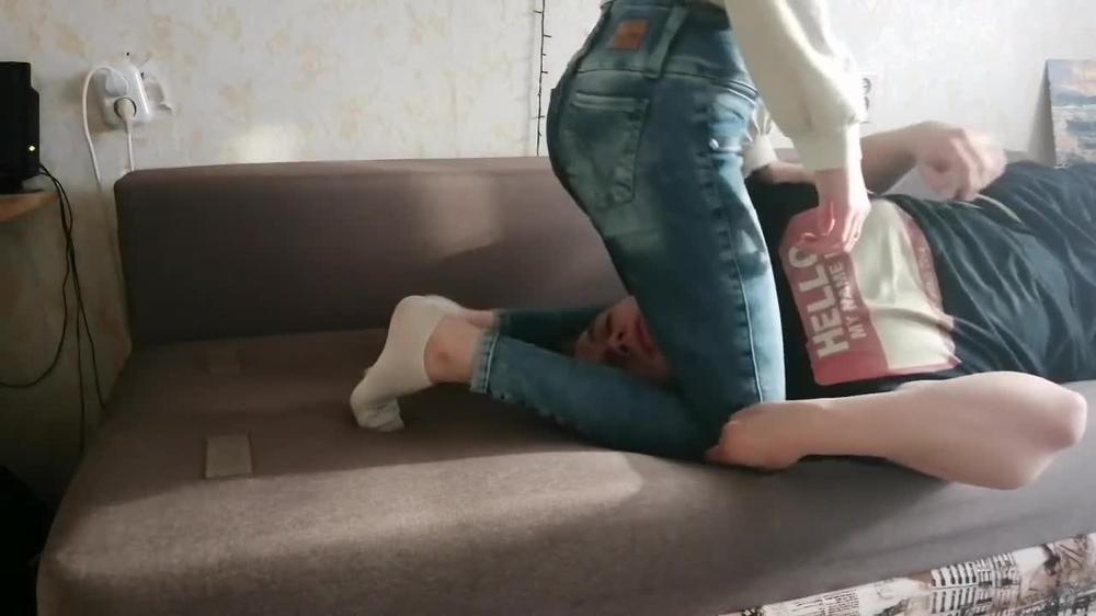 Reverse headscissors facesitting in jeans girl 19 yo
