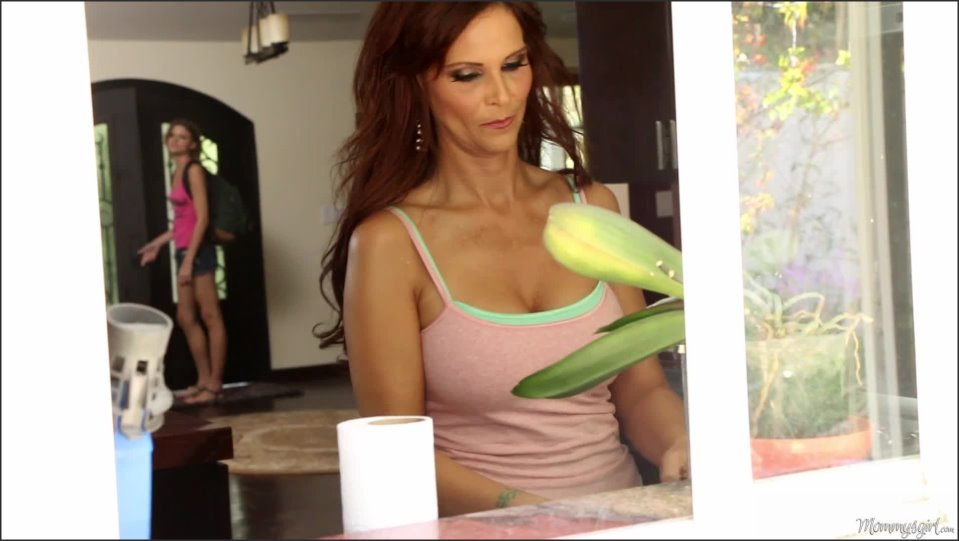 Mommysgirl.Com 2015-02-07 Bts-A Quick Learner (Syren De Mer, Scarlett Fever)