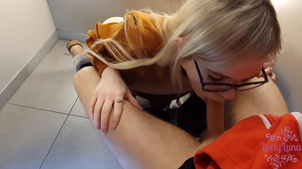 Cute Teen Public Amateur Blowjob At H&M ¡_Lovlyluna_2160P