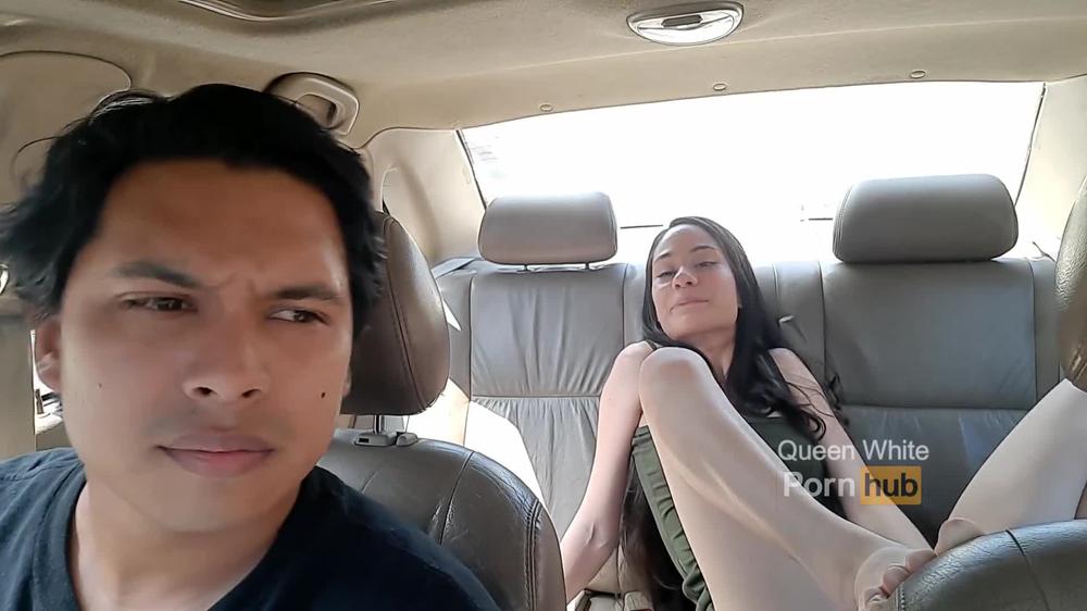 EN EL TAXI - METO EN UN GRAVE PROBLEMA AL CONDUCTOR CON SU ESPOSA POR ANDAR EXITADA - VIDEO CHISTOSO