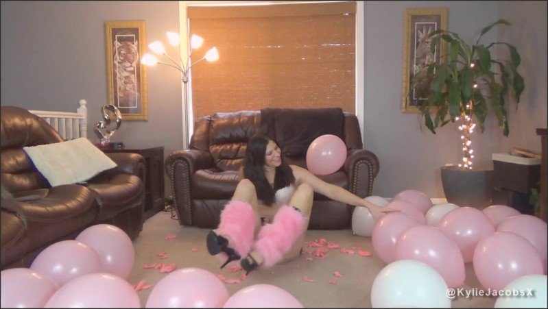 Kylie Popping Pink Balloons  01.08.2020