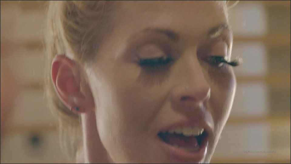 Hollyhotwife