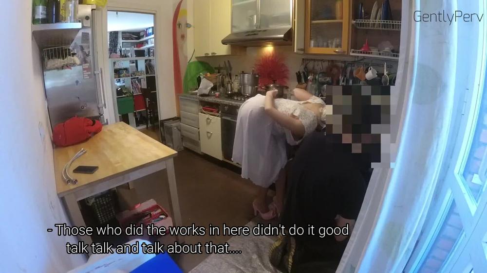 PLUMBER ADVENTURE Pt 1. Casalinga MILF vuole il cazzo dell'idraulico.