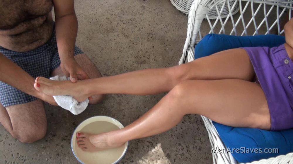 169_Foodbetweenhertoes