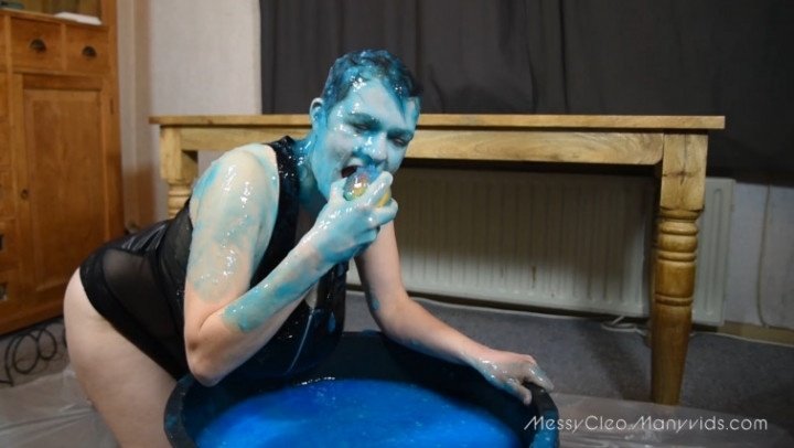Messycleo Apple Bobbing