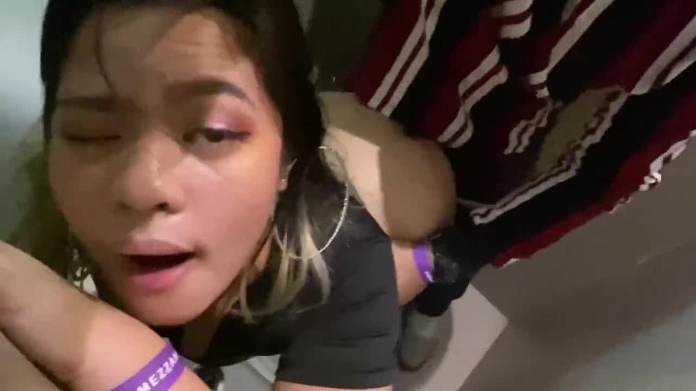 Tamang KANTUTAN lang sa club habang nag iinuman ung ibang tropa