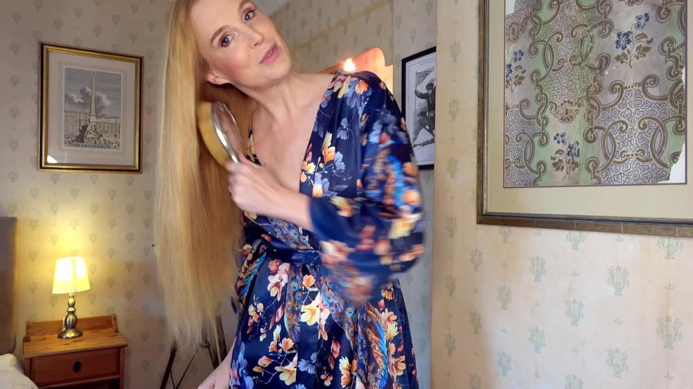 Ariel Anderssen_A-Silver-Backed-Hairbrush