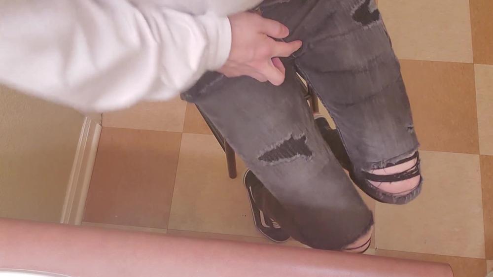 【Piss Wetting in Conference】 I Wasn't Allowed to Pee Until the end of meeting