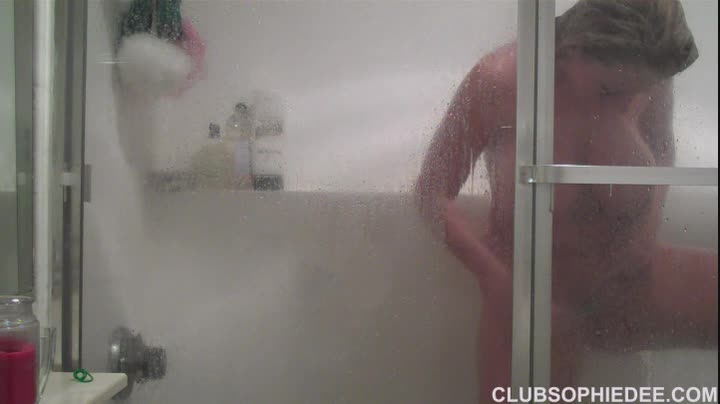 Clubsophiedee320-Intotheshower