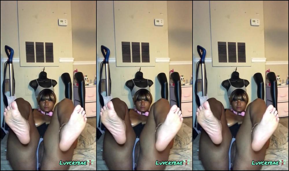 Crybae has some sexy soles and toes