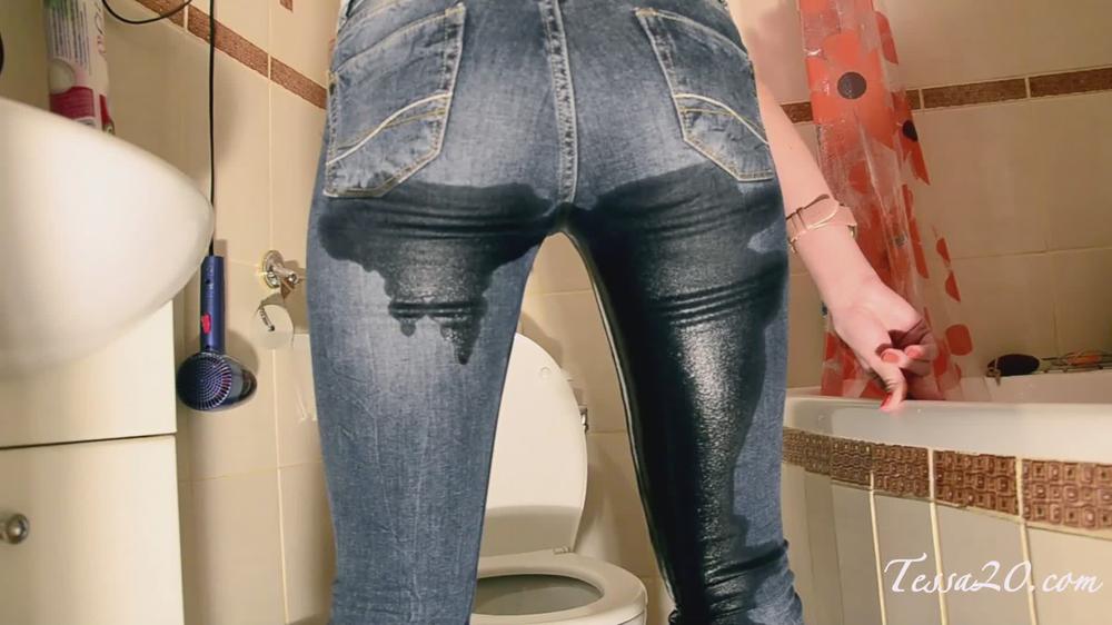 Tessa20_6_C4S_Custr_Desperation_To_Pee_Outside-1080