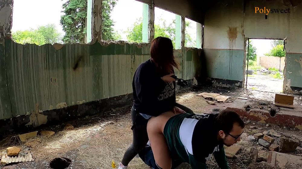 Девушка-блогер трахнула парня на заброшенном месте (трах страпоном, кончил на сиськи)