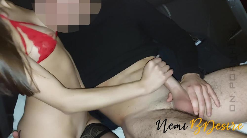 Accetta gola profonda e una sborrata in bocca in auto davanti al marito per farsi levare le manette