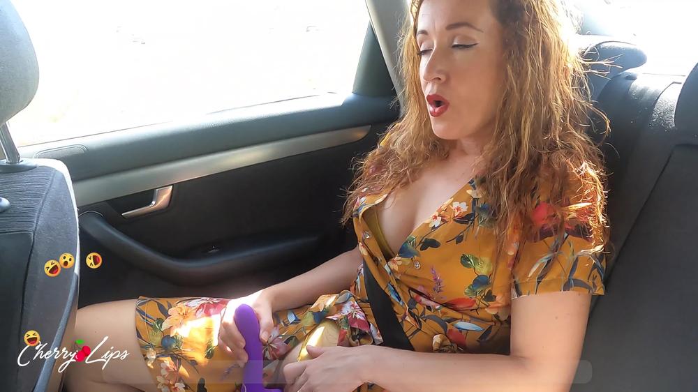 Modelo Influencer olvida desconectar el streaming y se masturba en directo en un Uber - Cherry Lips