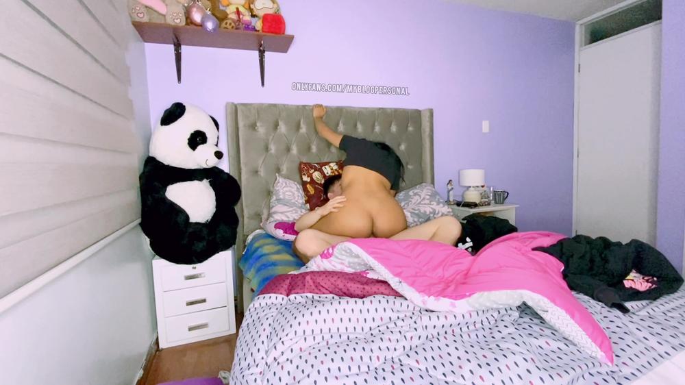 Noche de películas con mi novia y tenemos sexo intenso en mi habitación por primera vez