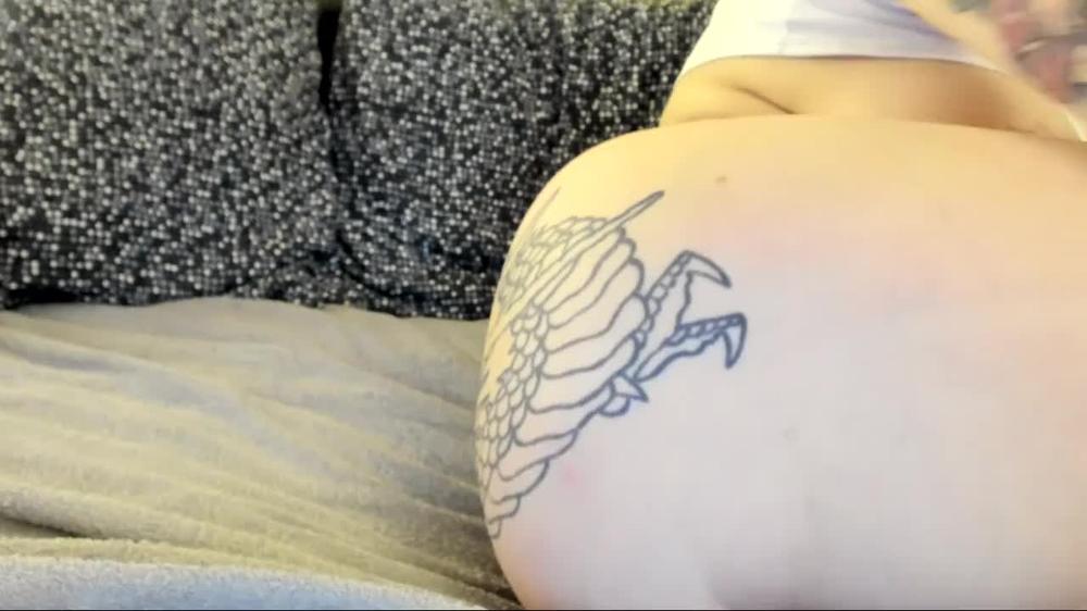 TATTOOED BLONDE SQUIRT IN HER ASS
