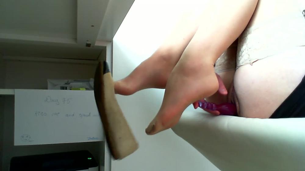 Masturbate at work :Day 76 : wet pussy .office solo masturbation