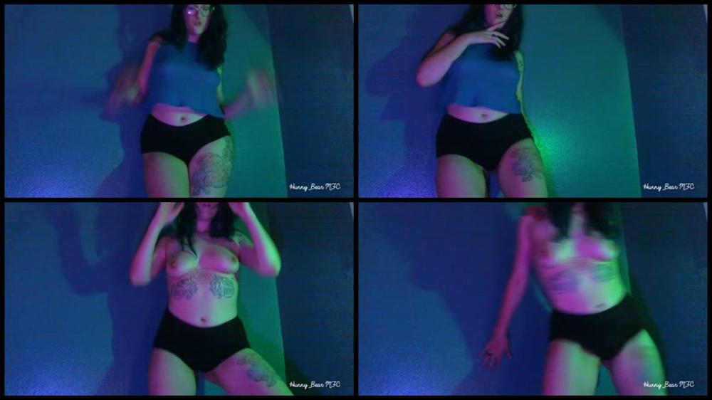 Hunnybear Tease Twerk And Fingerfuck