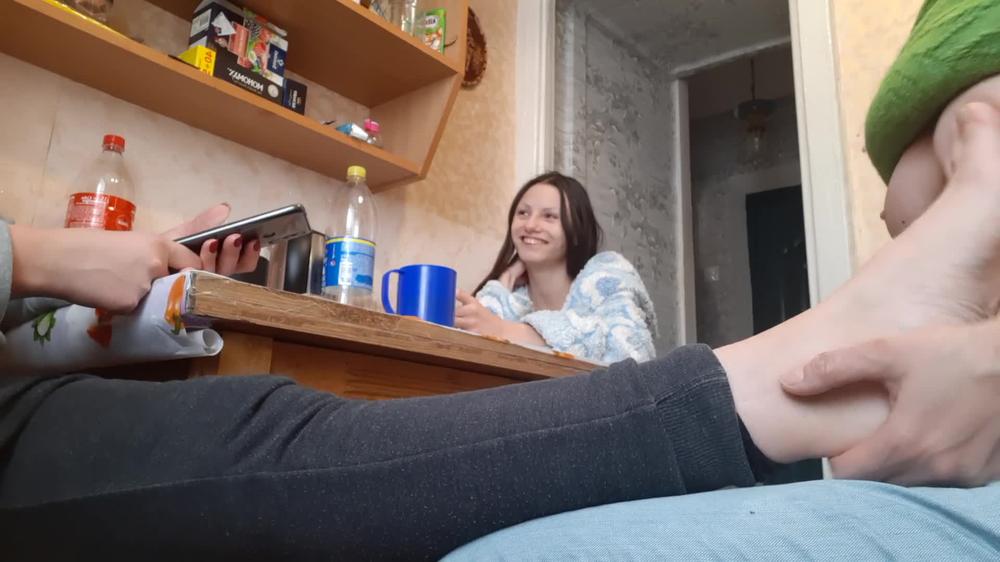 Игра правда или действие превратилась в траходром на кухне - lesbian_illusion
