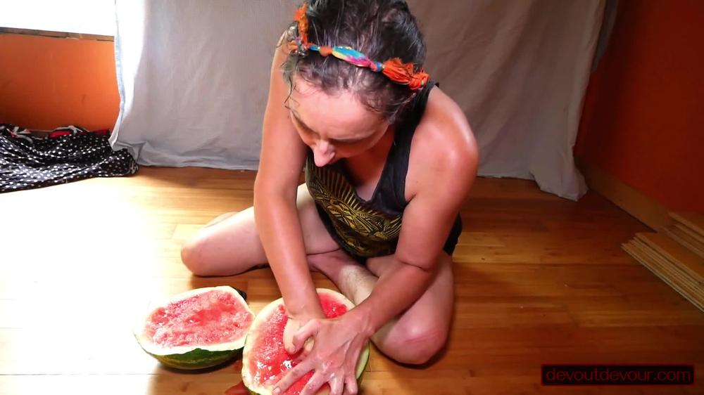 Solo Pussy-loving MILF Licks, Fists, Squirts on Watermelon; Eats Squirt; Messy!