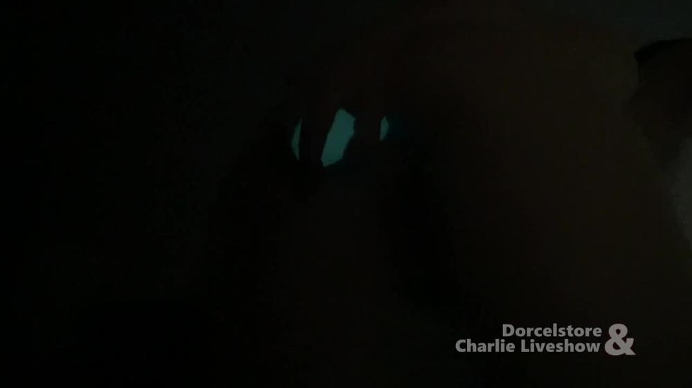 Le gode qui brille dans la nuit et dans son cul So Dildo