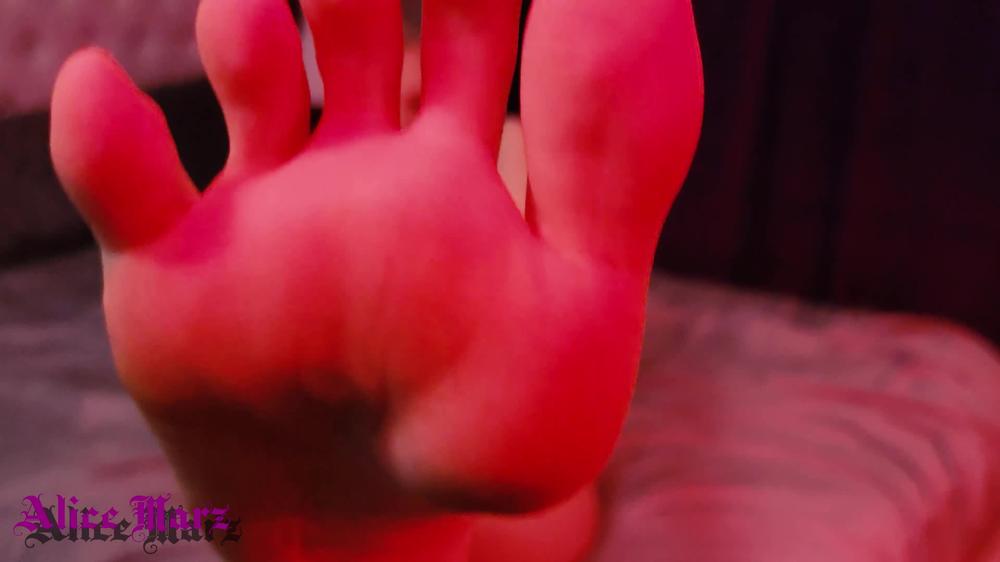 Alicemarz_Giantess-Finished-Running-Sweaty-Feet