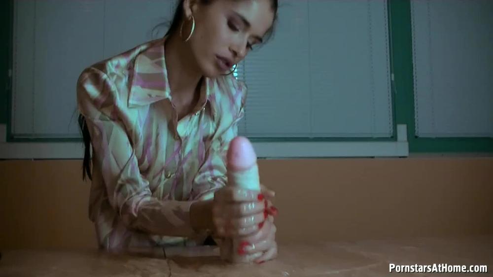 Perfect Babe Gives Perfect Blowjobi