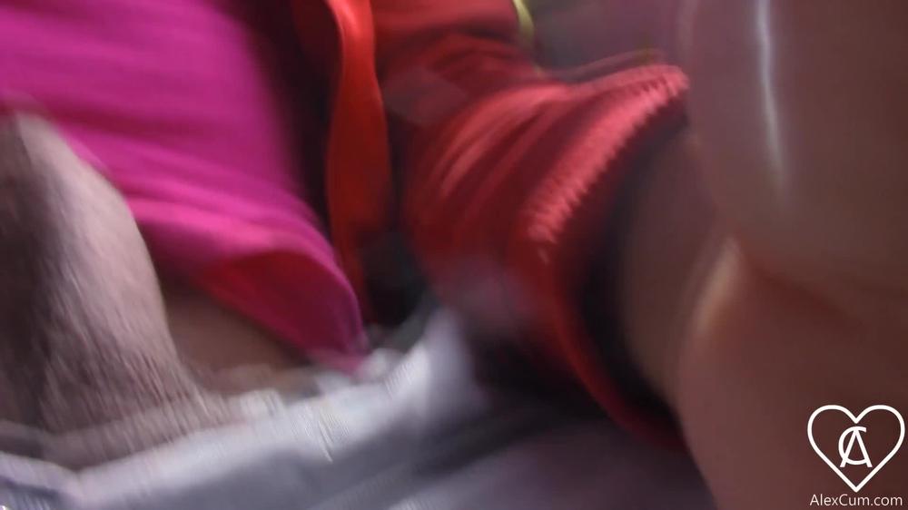 Se Pajea En El Asiento De Atras De Un Autobus y Deja La Ventana Chorreada