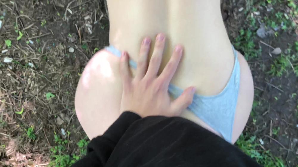 Quick sex in a public park. Cum in mouth