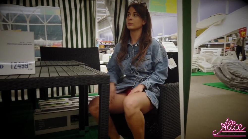 Brunette Walking In The Mall And Naked - Public Nudity_Alicekellyxxx