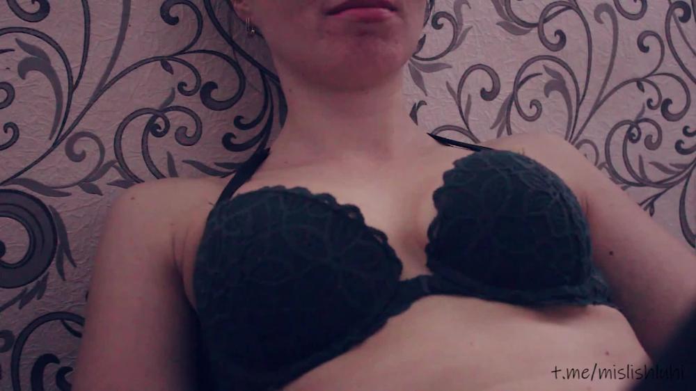 Пока сын гуляет Новый Год в комнате, его друг трахает мамку в 