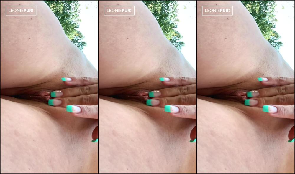 Leonie-Pur - Privates Handyvideo! Wtf Total Notgeil! Im Garten Heimlich Zum Orgasmus Gefingert  22.08.19_2160P