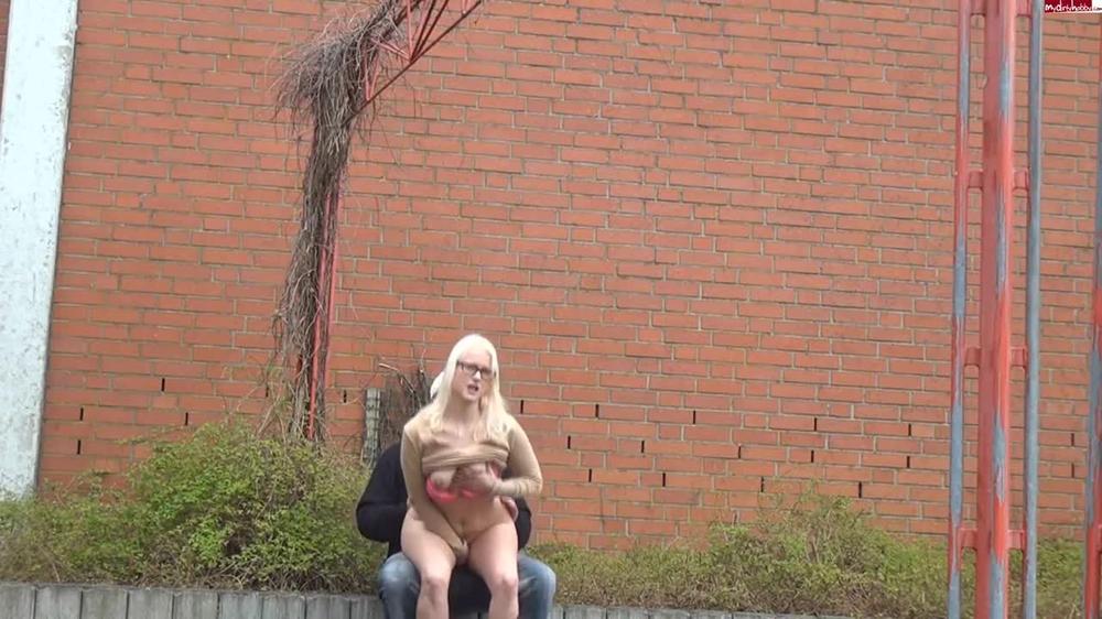 Blondehexe - Auf Dem Schulhof