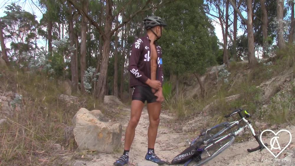Ciclista Profesional No Aguanta Y Se Corre Sin Importarle Que Lo Miren
