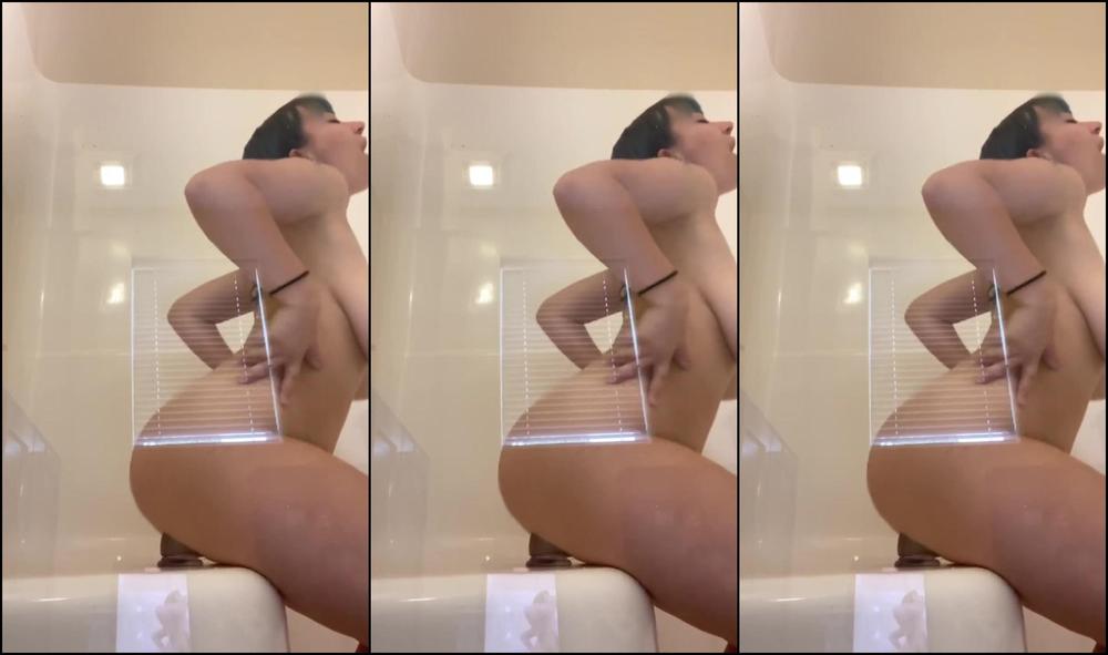 BigTittyGothEgg Shower & Riding