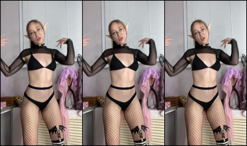 Sexy Elf Dance With Glasses