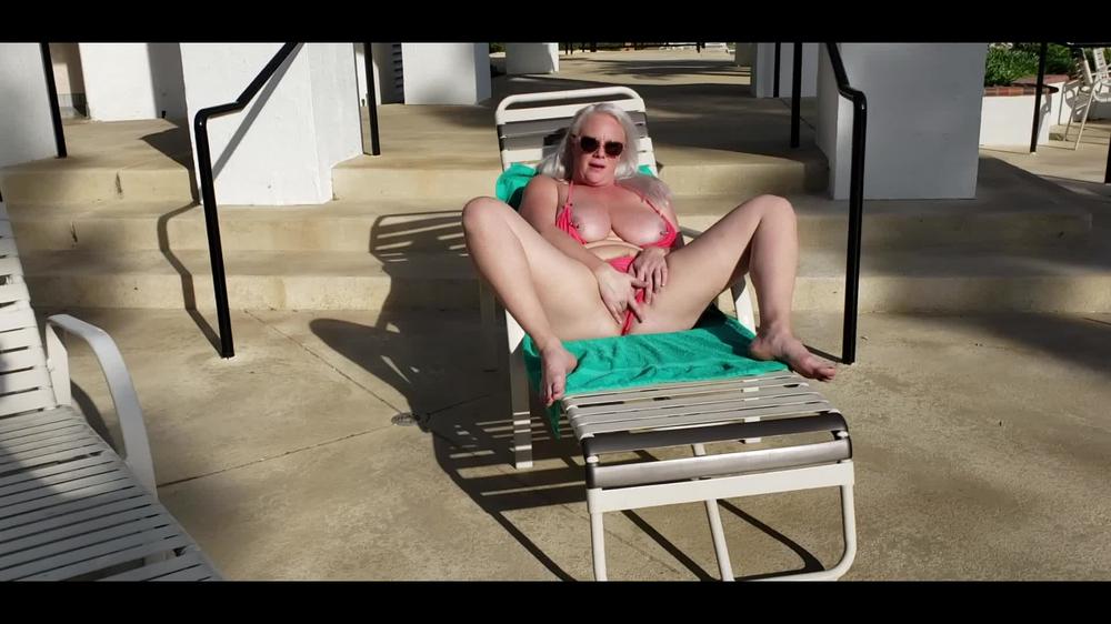 Cameron Skye Milf Squirting At The Public Pool